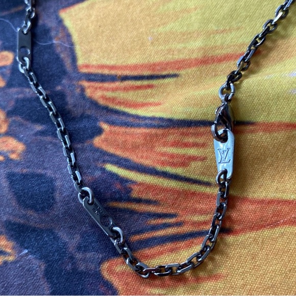 Key is gold, lock is silver, chain is black - Picture 2 of 4